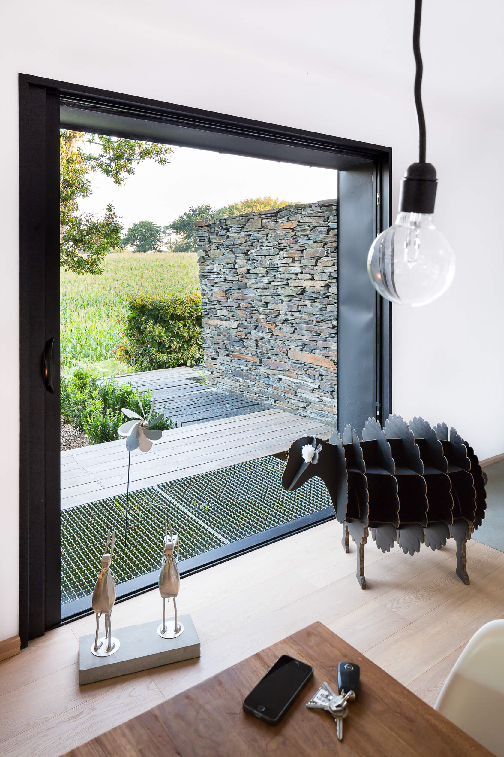 Jardin black barn contemporain