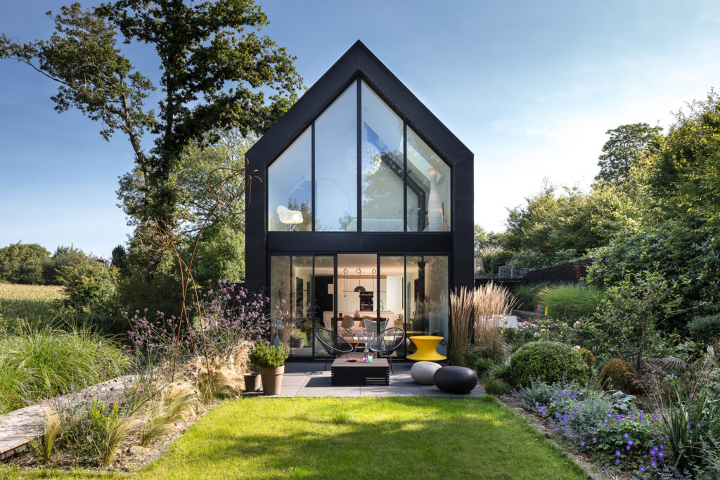 Jardin black barn contemporain