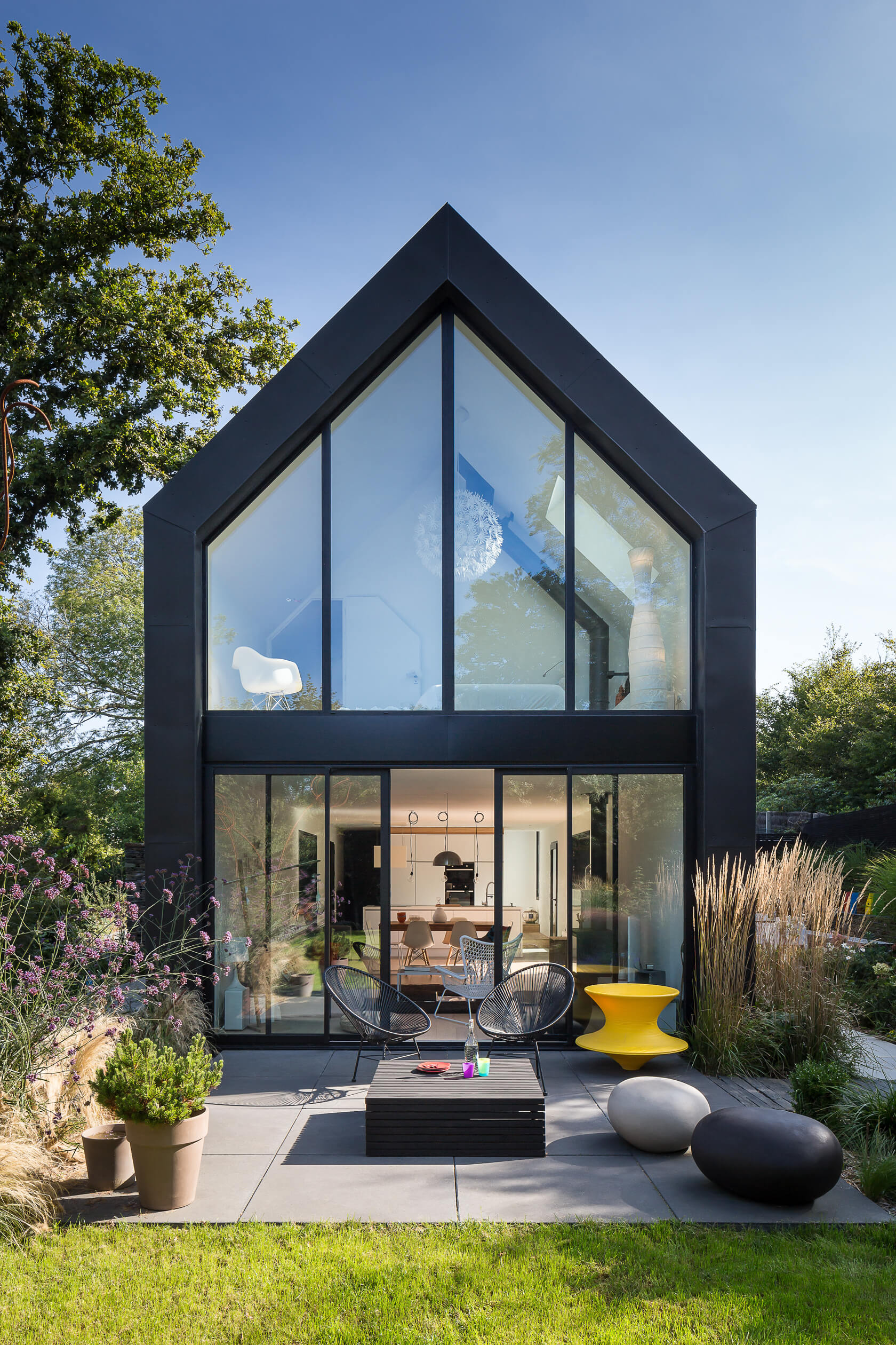 Jardin black barn contemporain