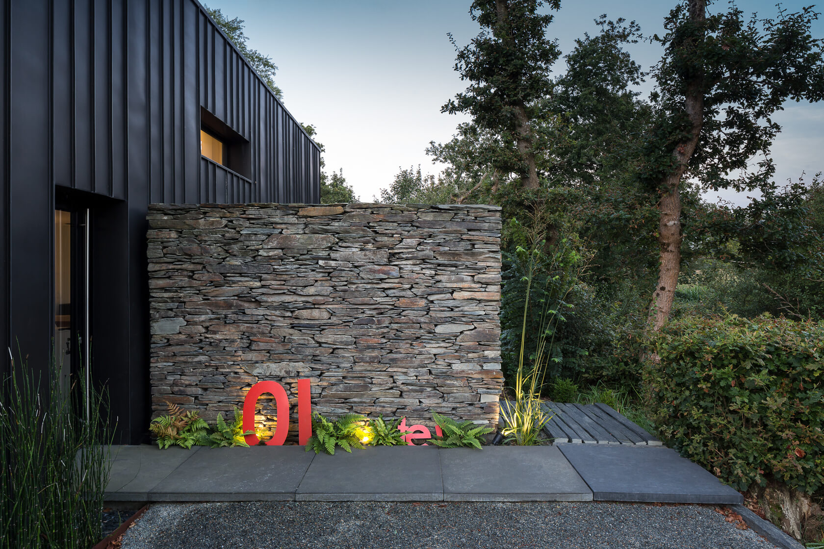 Jardin black barn contemporain